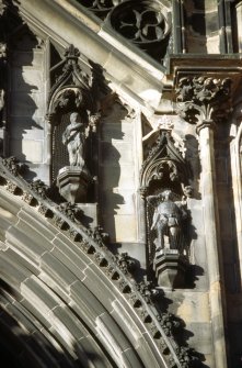 View of statues of the Lady of Avenel and Sir Piercie Shafton (left to right), above ground floor arch, E side.
