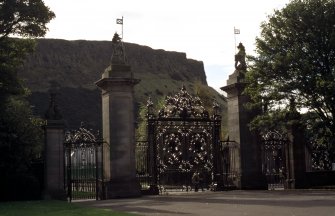 View of gates and gate piers at S end of forecourt of Palace of Holyroodhouse (part of Memorial to Edward VII).