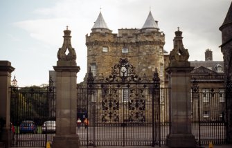View of gates and gate piers at W end of forecourt of Palace of Holyroodhouse (part of Memorial to Edward VII).