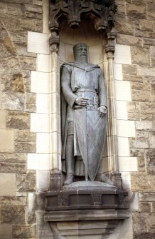 Close-up view of statue of William Wallace, in niche on N side of entrance to Castle.