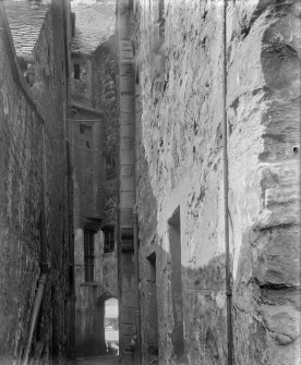 View of Reformed Close to pend access to Broad Street, Stirling (demolished 1926).