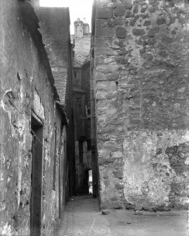 View of Reformed Close to pend access to Broad Street, Stirling (demolished 1926).