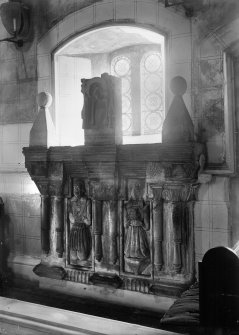 Interior.
Queir, view of monument.