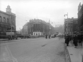 Street view of General Register House looking towards Waterloo Place.