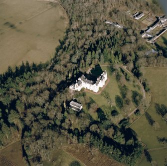 Oblique aerial view centred on the castle with farmsteading adjacent, taken from the SW.