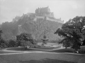 Edinburgh Castle.
North West view from Princes Street Gardens including Fountain