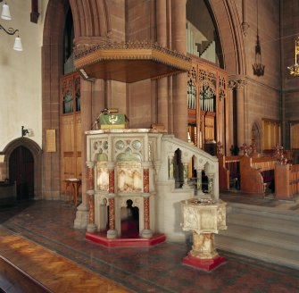 Hyndland Parish Church, interior.  View of pulpit