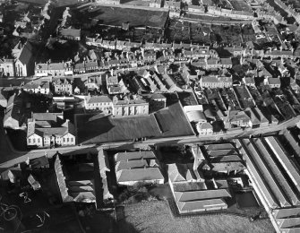 Forfar, general view, showing Chapelpark Primary School and Academy Street.  Oblique aerial photograph taken facing north.