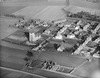 Kirriemuir, general view, showing St Mary's Episcopal Church, West Hillbank.  Oblique aerial photograph taken facing north-east.