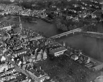 Perth, general view, showing Queen's Bridge, St Matthew's Church and Greyfriars Burial Ground.  Oblique aerial photograph taken facing north-east.