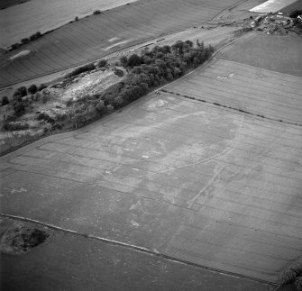 Kaeheughs, Barney Mains, oblique aerial view, taken from the SW, centred on the remains of a fort and on the cropmarks of an enclosure and pit-alignments.