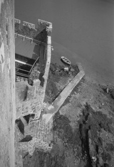 View of entrance and E curtain wall from keep.