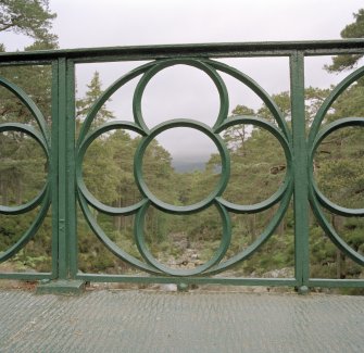Detail of side rail