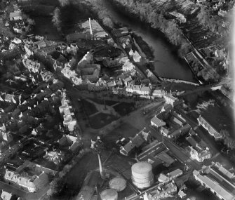 Blairgowrie, general view, showing Blairgowrie Bridge and Wellmeadow War Memorial.  Oblique aerial photograph taken facing north.