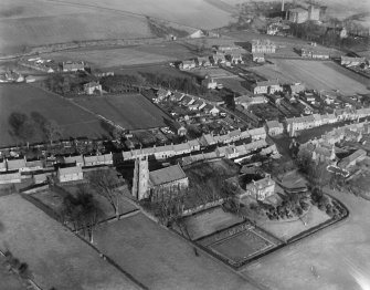 Clackmannan, general view, showing High Street and Parish Church.  Oblique aerial photograph taken facing north.