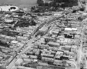 Elgin, general view, showing St Giles' Church of Scotland and High Street.  Oblique aerial photograph taken facing north-east.