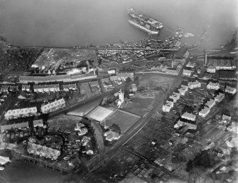 Bo'ness, general view, showing Bridgeness Tower and Bridgeness Harbour.  Oblique aerial photograph taken facing north.