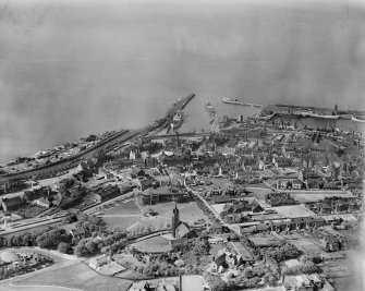 Bo'ness, general view, showing Town Hall and Carnegie Library and Bo'ness Harbour.  Oblique aerial photograph taken facing north.