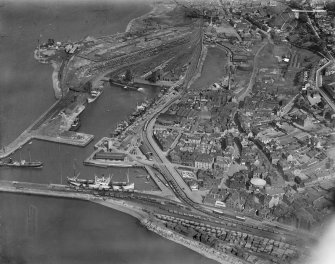 Bo'ness, general view, showing Harbour, Dock and Union Street.  Oblique aerial photograph taken facing east.