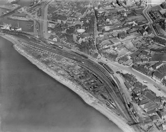 Bo'ness, general view, showing Bo'ness Station and South Street.  Oblique aerial photograph taken facing east.