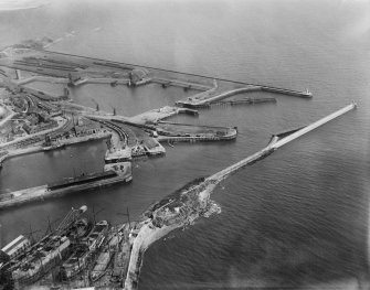Burntisland, general view, showing Burntisland Harbour and Docks.  Oblique aerial photograph taken facing south-east.