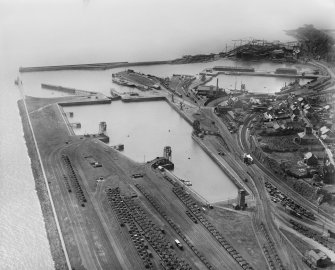 Burntisland, general view, showing Burntisland Harbour and Docks.  Oblique aerial photograph taken facing west.