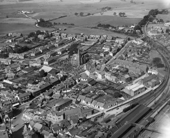 Lockerbie, general view, showing Dryfesdale Parish Church and Townhead Street.  Oblique aerial photograph taken facing north-west.
