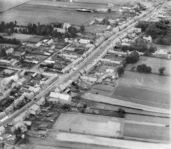 Auchterarder, general view, showing High Street and St Kessog's Episcopal Church.  Oblique aerial photograph taken facing north.