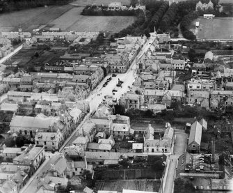 Huntly, general view, showing The Square and Duke of Richmond Statue.  Oblique aerial photograph taken facing north.