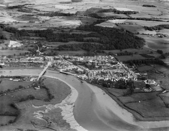 Kirkcudbright, general view, showing Kirkcudbright Bridge and Parish Church, St Mary Street.  Oblique aerial photograph taken facing south-east.