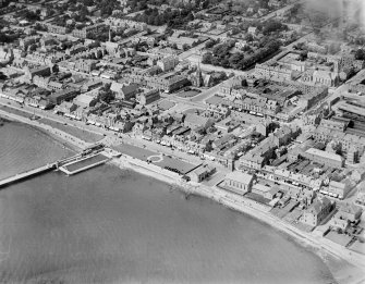 Helensburgh, general view, showing Clyde Street and Colquhoun Square.  Oblique aerial photograph taken facing north.