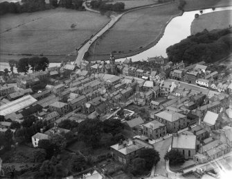 Annan, general view, showing Bridge of Annan and High Street.  Oblique aerial photograph taken facing north-west.