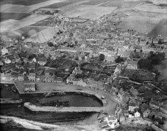 Pittenweem, general view, showing Pittenweem Harbour and High Street.  Oblique aerial photograph taken facing north-west.