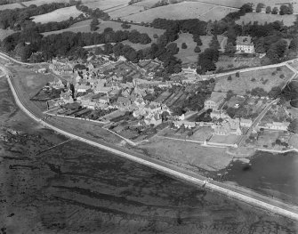 Culross, general view, showing Low Causewayside and The Park.  Oblique aerial photograph taken facing north-west.