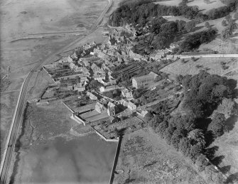 Culross, general view, showing Geddes School, Low Causewayside and Kirk Street.  Oblique aerial photograph taken facing west.