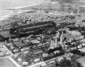 Nairn, general view, showing Old Parish Church, Academy Street and Albert Street.  Oblique aerial photograph taken facing east.