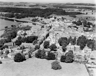 Kelso, general view, showing Kelso Abbey and The Square.  Oblique aerial photograph taken facing north-west.