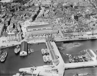 Dundee, general view, showing Victoria Royal Arch and Caird Hall.  Oblique aerial photograph taken facing north.