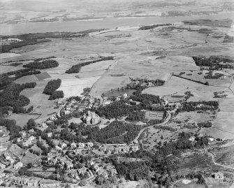 Kilmacolm, general view, showing Hydropathic Establishment and West Glen Road.  Oblique aerial photograph taken facing north.