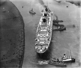 Queen Mary, River Clyde, Clydebank.  Oblique aerial photograph taken facing north-west.