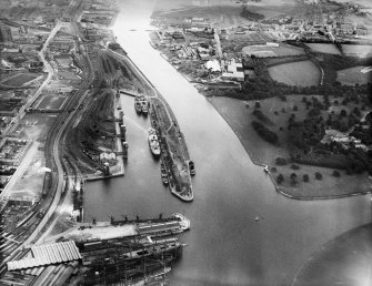 Clyde Navigation Trustees Rothesay Dock, Clydebank.  Oblique aerial photograph taken facing south-east.