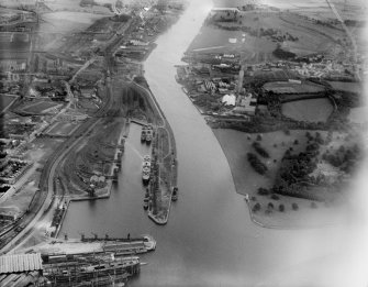 Clyde Navigation Trustees Rothesay Dock, Clydebank.  Oblique aerial photograph taken facing south-east.