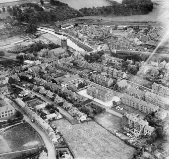 Kirkintilloch, general view, showing Kerr Street and St Mary's Parish Church, Cowgate.  Oblique aerial photograph taken facing east.