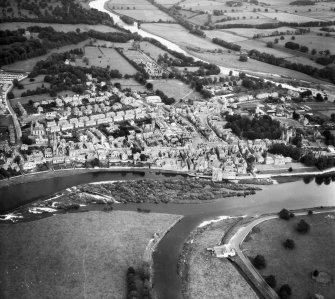 Kelso, general view, showing Kelso Anna and Roxburgh Street.  Oblique aerial photograph taken facing east.