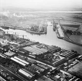 Mechans Ltd. Scotstoun Ironworks, South Street and King George V Dock, Glasgow.  Oblique aerial photograph taken facing south.  This image has been produced from a crop marked negative.