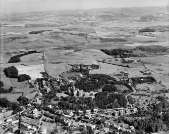 Kilmacolm, general view, showing Hydropathic Establishment and West Glen Road.  Oblique aerial photograph taken facing north-east.