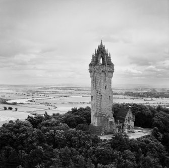 Oblique aerial photograph of the Wallace Monument, Abbey Craig, Stirling, taken facing south-east.