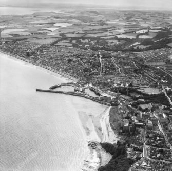 Kirkcaldy, general view, showing Kirkcaldy Harbour and Beveridge Park.  Oblique aerial photograph taken facing west.