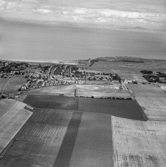 Gullane, general view.  Oblique aerial photograph taken facing north-west. 