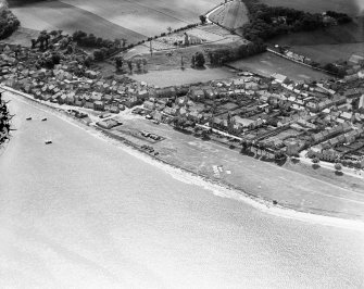 Cromarty, general view, showing The Links and Gaelic Chapel, The Paye.  Oblique aerial photograph taken facing south.  This image has been produced from a damaged negative.